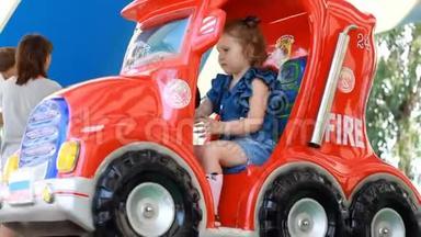 小女孩，在公园里骑着<strong>消防</strong>车娱乐。 <strong>儿童</strong>景点。